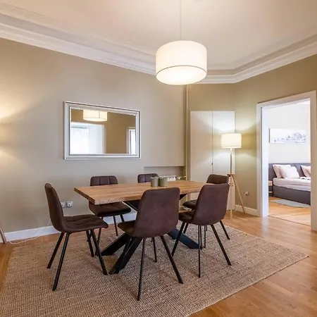 Stunning Luxury 3 Bedroom In The Heart Of Town Apartament *