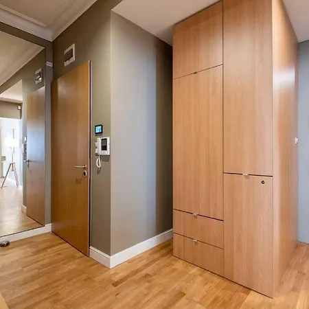 Stunning Luxury 3 Bedroom In The Heart Of Town Apartament
