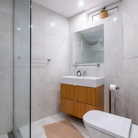 Stunning Luxury 3 Bedroom In The Heart Of Town Apartament *