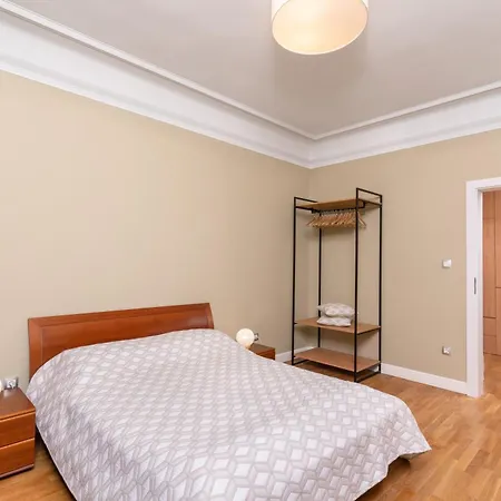 Stunning Luxury 3 Bedroom In The Heart Of Town *
