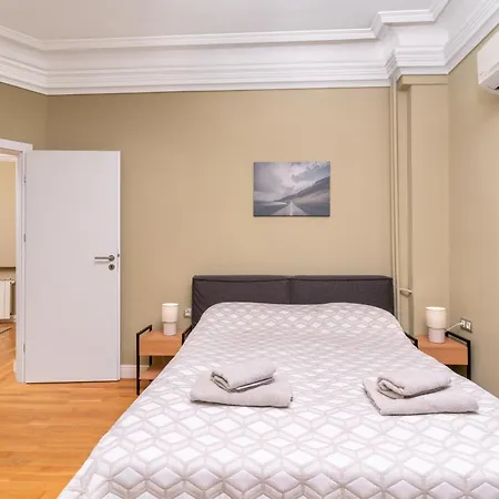 Stunning Luxury 3 Bedroom In The Heart Of Town Apartament *