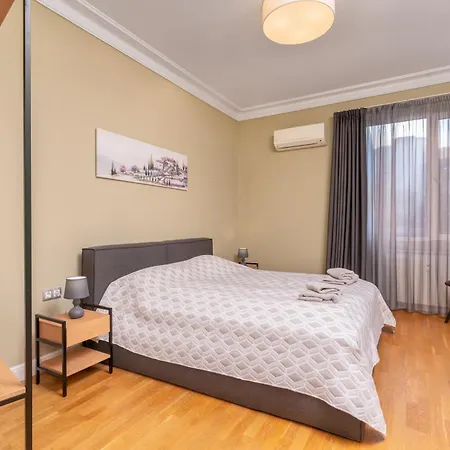 Stunning Luxury 3 Bedroom In The Heart Of Town Apartament