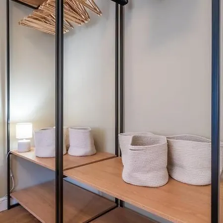 Stunning Luxury 3 Bedroom In The Heart Of Town Apartament