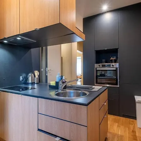 Stunning Luxury 3 Bedroom In The Heart Of Town *