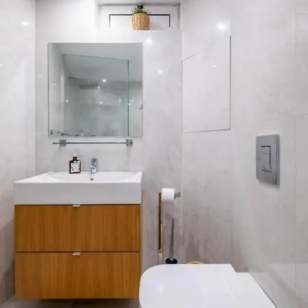 Stunning Luxury 3 Bedroom In The Heart Of Town *