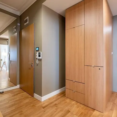 Stunning Luxury 3 Bedroom In The Heart Of Town Daire