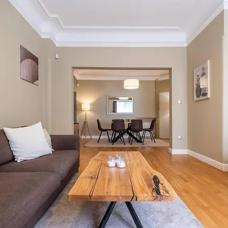 Stunning Luxury 3 Bedroom In The Heart Of Town Daire