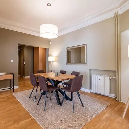 Stunning Luxury 3 Bedroom In The Heart Of Town *