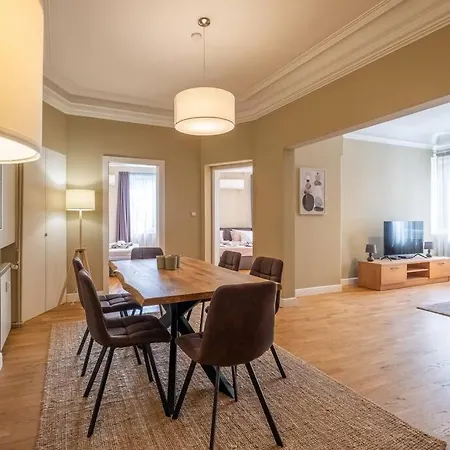 Stunning Luxury 3 Bedroom In The Heart Of Town Daire *