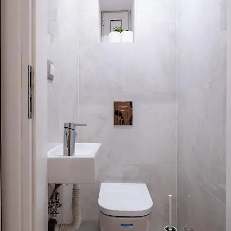 Stunning Luxury 3 Bedroom In The Heart Of Town *