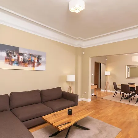 Stunning Luxury 3 Bedroom In The Heart Of Town Apartmán *
